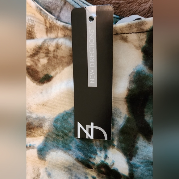 Sleeveless Top with Pleating and Sheer Trim Multi Color Black/Teal/Cream - Picture 6 of 8